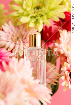 ガラス製化粧品ボトルとガーベラ 135969352