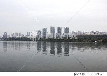 This is a view of the Han River with a view of high-rise apartments. 135969370