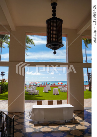 ハワイ ワイキキの高級リゾートホテル 南国の雰囲気とラグジュアリー空間 ハワイ ワイキキの高級リゾートホテル 南国の雰囲気とラグジュアリー空間 135969426