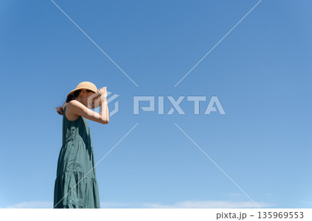青空とワンピースの若い女性 青空とワンピースの若い女性 135969553