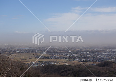 山から見るダストストーム 135969558