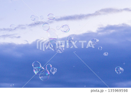 しゃぼん玉が舞う夕空 135969598
