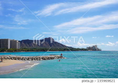 ハワイ ワイキキビーチとダイヤモンドヘッド 青い海と空のリゾート風景 コピースペース 135969621