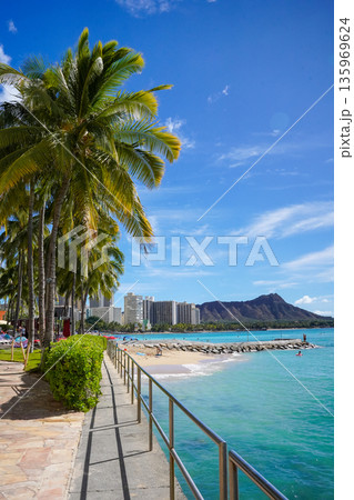 ハワイ ワイキキビーチとダイヤモンドヘッド 青い海と空のリゾート風景 コピースペース 135969624