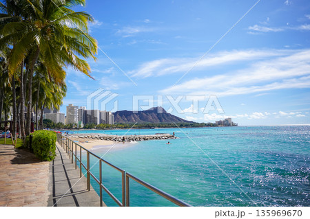 ハワイ ワイキキビーチ 青い海と空のリゾート風景 ハワイ ワイキキビーチ 青い海と空のリゾート風景 135969670