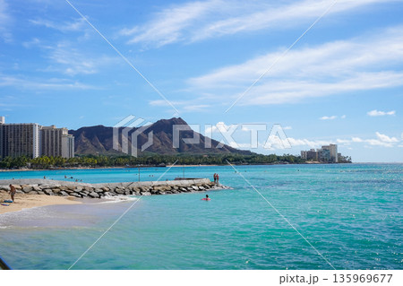 ハワイ ワイキキビーチとダイヤモンドヘッド 青い海と空のリゾート風景 コピースペース 135969677