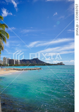 ハワイ ワイキキビーチ 青い海と空のリゾート風景  135969707