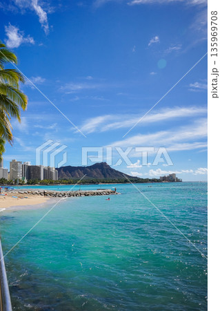 ハワイ ワイキキビーチ 青い海と空のリゾート風景  135969708