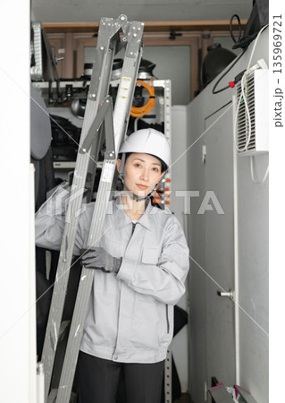 作業服を着た女性 作業服を着た女性 135969721