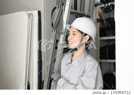 作業服を着た女性 作業服を着た女性 135969722