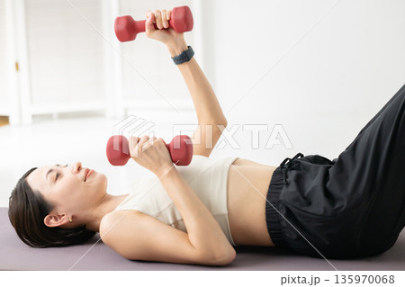 ダンベルで筋トレする女性 135970068