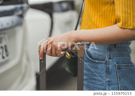 旅行の荷物と移動 ■撮影協力：関西国際空港（KIX） 135970153