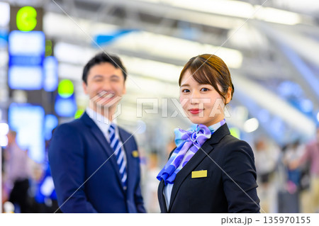 空港スタッフの笑顔の接客 ■撮影協力：関西国際空港（KIX） 135970155