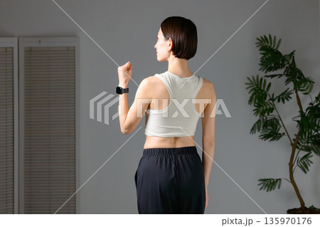 筋トレをする女性 135970176