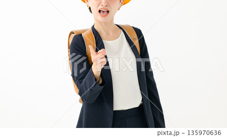 ランドセルを背負った大人の女性 135970636