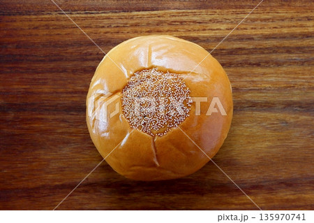 真上から見たあんぱんの上のけしの実 真上から見たあんぱんの上のけしの実 135970741