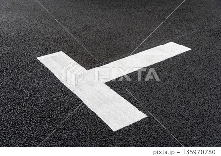 アスファルトに描かれたT字路の道路標示 - 新しい交通サイン アスファルトに描かれたT字路の道路標示 - 新しい交通サイン 135970780