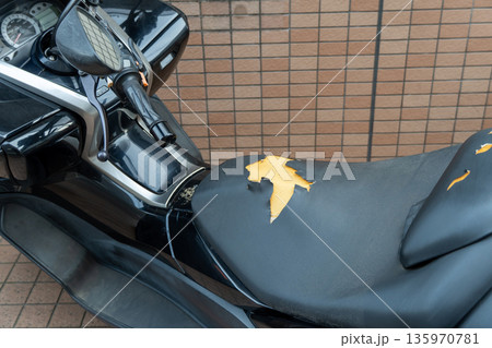 スクーターバイクの破れたシート - 劣化した座面のクローズアップ 135970781