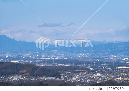 埼玉県:石尊山から望遠で見る雪の谷川連峰と群馬の市街地/小川町 埼玉県:石尊山から望遠で見る雪の谷川連峰と群馬の市街地/小川町 135970804