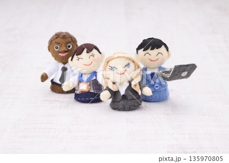 グローバルビジネスマンのチーム グローバルビジネスマンのチーム 135970805