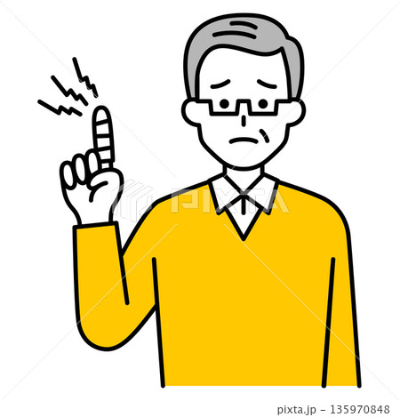 指を怪我している年配の男性 135970848
