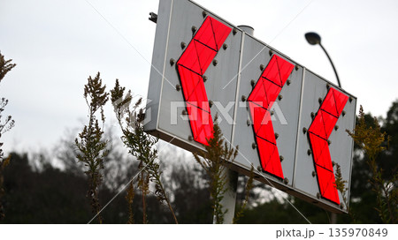 カーブ注意喚起の看板 135970849