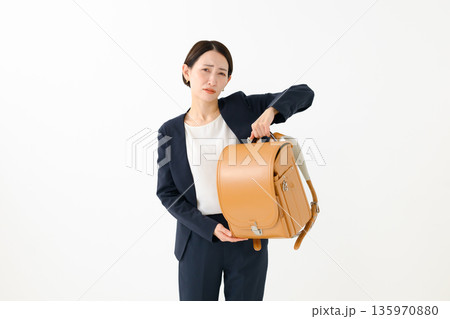 ランドセルを持つ女性 ランドセルを持つ女性 135970880