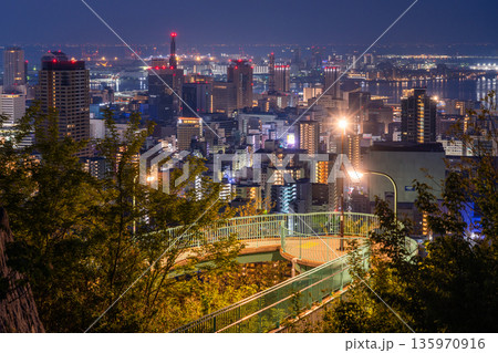 《兵庫県》神戸ビーナスブリッジ・諏訪山公園展望台の夜明け前の夜景 《兵庫県》神戸ビーナスブリッジ・諏訪山公園展望台の夜明け前の夜景 135970916