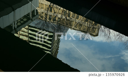 水面に写った建物の影 水面に写った建物の影 135970926