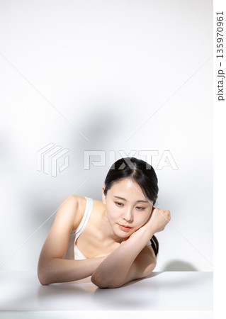 ミドル女性　ビューティーイメージ 135970961