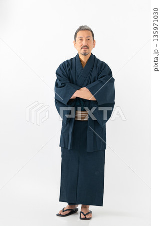 着物を着た男性 着物を着た男性 135971030