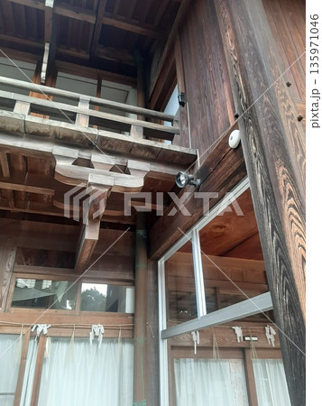 木造建築の梁と柱 木造建築の梁と柱 135971046