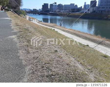 川沿いの景色　川 135971126