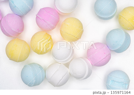 白背景で撮影したカラフルなラムネ菓子 135971164