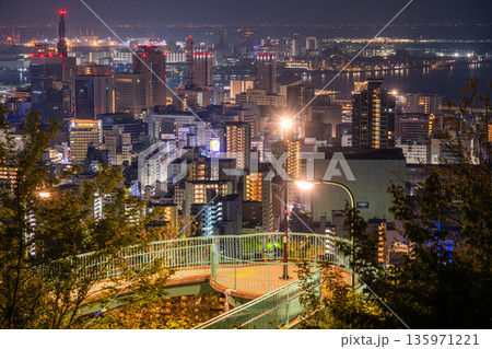 《兵庫県》神戸ビーナスブリッジ・諏訪山公園展望台の夜明け前の夜景 135971221