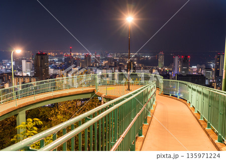 《兵庫県》神戸ビーナスブリッジ・諏訪山公園展望台の夜明け前の夜景 《兵庫県》神戸ビーナスブリッジ・諏訪山公園展望台の夜明け前の夜景 135971224