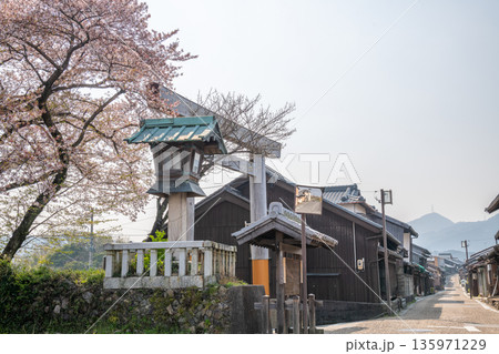 三重県 亀山市 関宿 東の追分 宿場町の町並み 三重県 亀山市 関宿 東の追分 宿場町の町並み 135971229