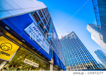 日本の東京都市景観1月25日。 KEIO新宿駅や西新宿一丁目地区プロジェクト、クレーンなどを望む 日本の東京都市景観1月25日。 KEIO新宿駅や西新宿一丁目地区プロジェクト、クレーンなどを望む 135971277