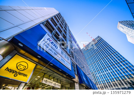 日本の東京都市景観1月25日。 KEIO新宿駅や西新宿一丁目地区プロジェクト、クレーンなどを望む 日本の東京都市景観1月25日。 KEIO新宿駅や西新宿一丁目地区プロジェクト、クレーンなどを望む 135971279