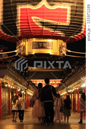 夜の浅草寺を参拝するカップル 135971289