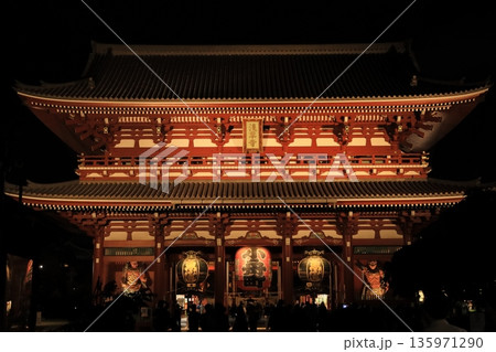 ライトアップされた浅草寺宝蔵門 135971290
