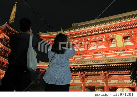 ライトアップされた浅草寺宝蔵門を撮影する観光客 135971291