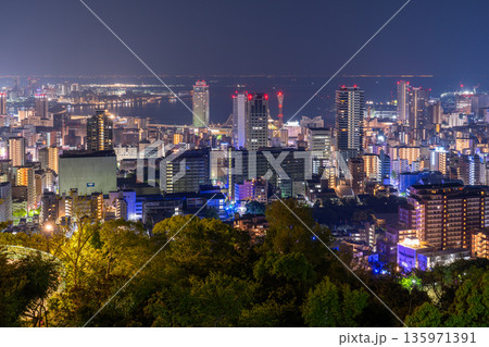 《兵庫県》神戸ビーナスブリッジ・諏訪山公園展望台の夜明け前の夜景 135971391