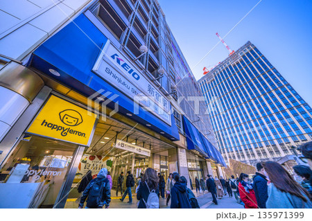 日本の東京都市景観1月25日。KEIO新宿駅や西新宿一丁目地区プロジェクト、クレーンなどを望む 135971399