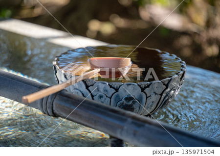 日本の寺に息づく浄化の風景 135971504