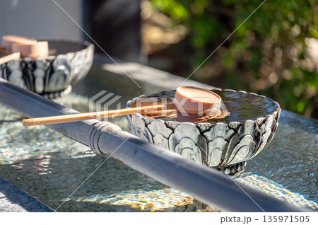 静けさに満ちる日本の手水舎 135971505