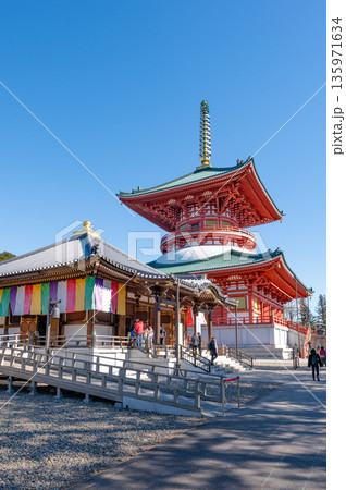 成田山新勝寺 醫王殿と平和大塔のある境内風景 成田山新勝寺 醫王殿と平和大塔のある境内風景 135971634