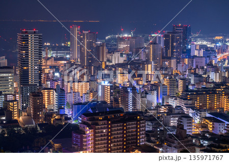 《兵庫県》神戸ビーナスブリッジ・諏訪山公園展望台の夜明け前の夜景 135971767