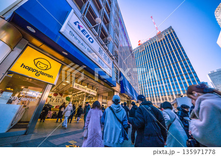 日本の東京都市景観1月25日。KEIO新宿駅や西新宿一丁目地区プロジェクト、クレーンなどを望む 135971778