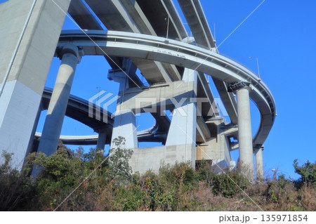 与島内から眺める瀬戸大橋のループ橋（香川県坂出市） 135971854